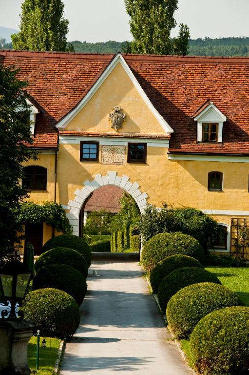 Schlosshotel Obermayerhofen Sebersdorf Exterior photo